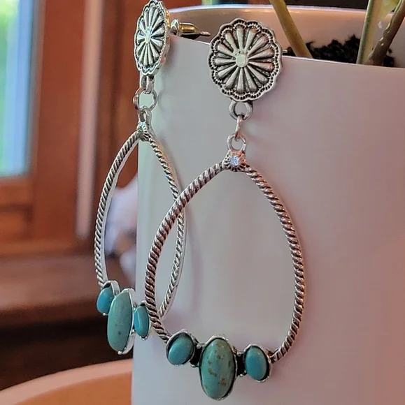 Three-Stone Turquoise Howlite Concho Twist Drop Dangle Earring, cowgirl chic - Picture 4 of 6